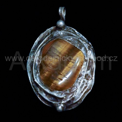 Cínované Tygří oko v lůžku